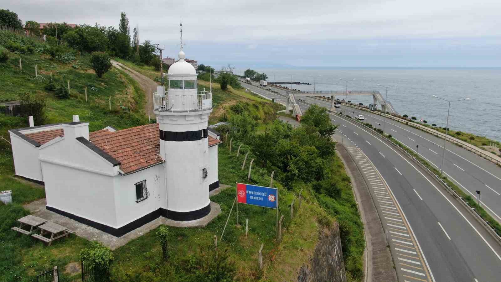 TRABZON'UN ÇARŞIBAŞI İLÇESİ YOROZ BURNU'NDA 137 YILDIR GEMİLERE YOL GÖSTEREN TARİHİ YOROZ (IŞIKLI) FENERİ YAPILACAK PROJEYLE TURİZM TESİSİ OLARAK HİZMET VERMESİ PLANLANIYORDU ANCAK PROJE BÜROKRASİYE TAKILDI