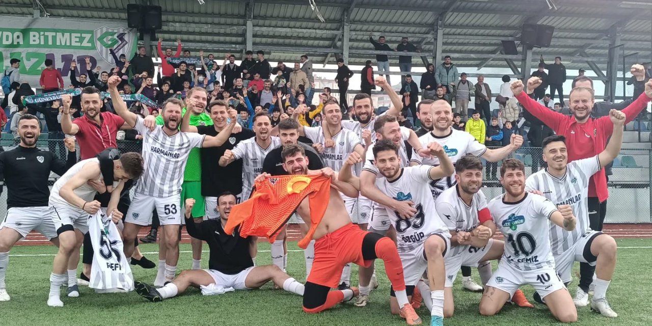RİZE SÜPER AMATÖR PLAY-OFF FİNALİNDE GÜNEYSUSPOR NORMAL SÜRESİ VE UZATMALARDA 1 - 1 SONA EREN KARŞILAŞMADA KOPUZLAR VAKFI VELİKÖYSPOR'U PENALTILARDA 5 - 3 MAĞLUP EDEREK ŞAMPİYON OLDU