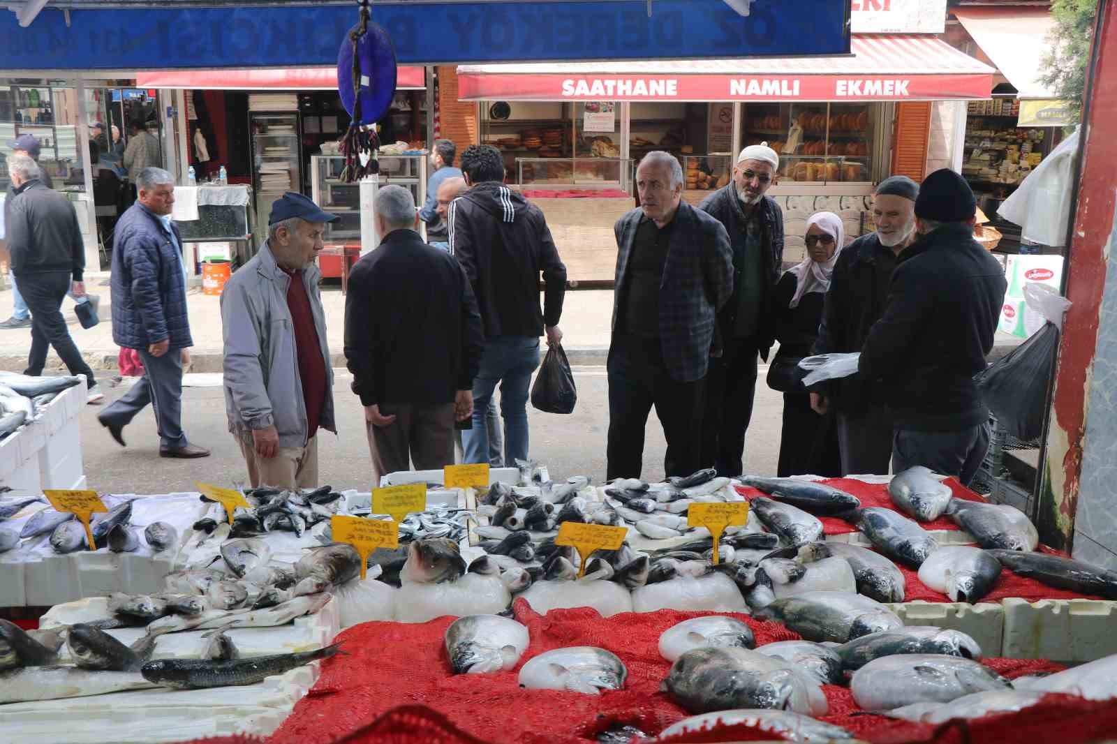 TÜRKİYE'NİN BALIK AMBARI SAMSUN'DA TEZGAHLARDAKİ MEVSİM BALIKLARININ YERİNİ KÜLTÜR BALIKLARI ALDI