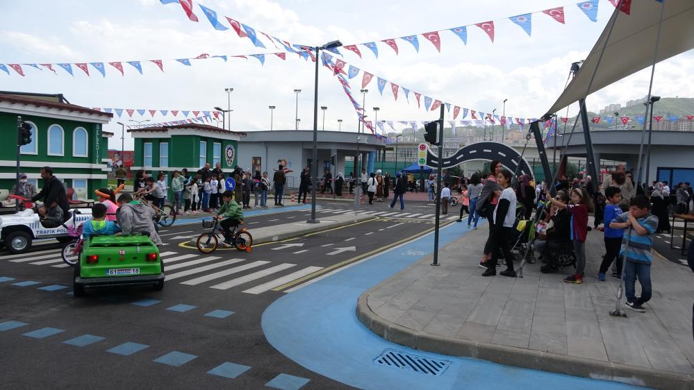 DEPREMZEDE ÇOCUKLARI AKYAZI SPOR KOMPLEKSİNDE BULUNAN ÇOCUK TRAFİK EĞİTİM PARKINDA, TRABZON BÜYÜKŞEHİR BELEDİYESİ TARAFINDAN DÜZENLENEN ÇEŞİTLİ ETKİNLİKLERE KATILARAK HEM TRAFİK KURALLARINI ÖĞRENDİLER HEM DE EĞLENDİLER