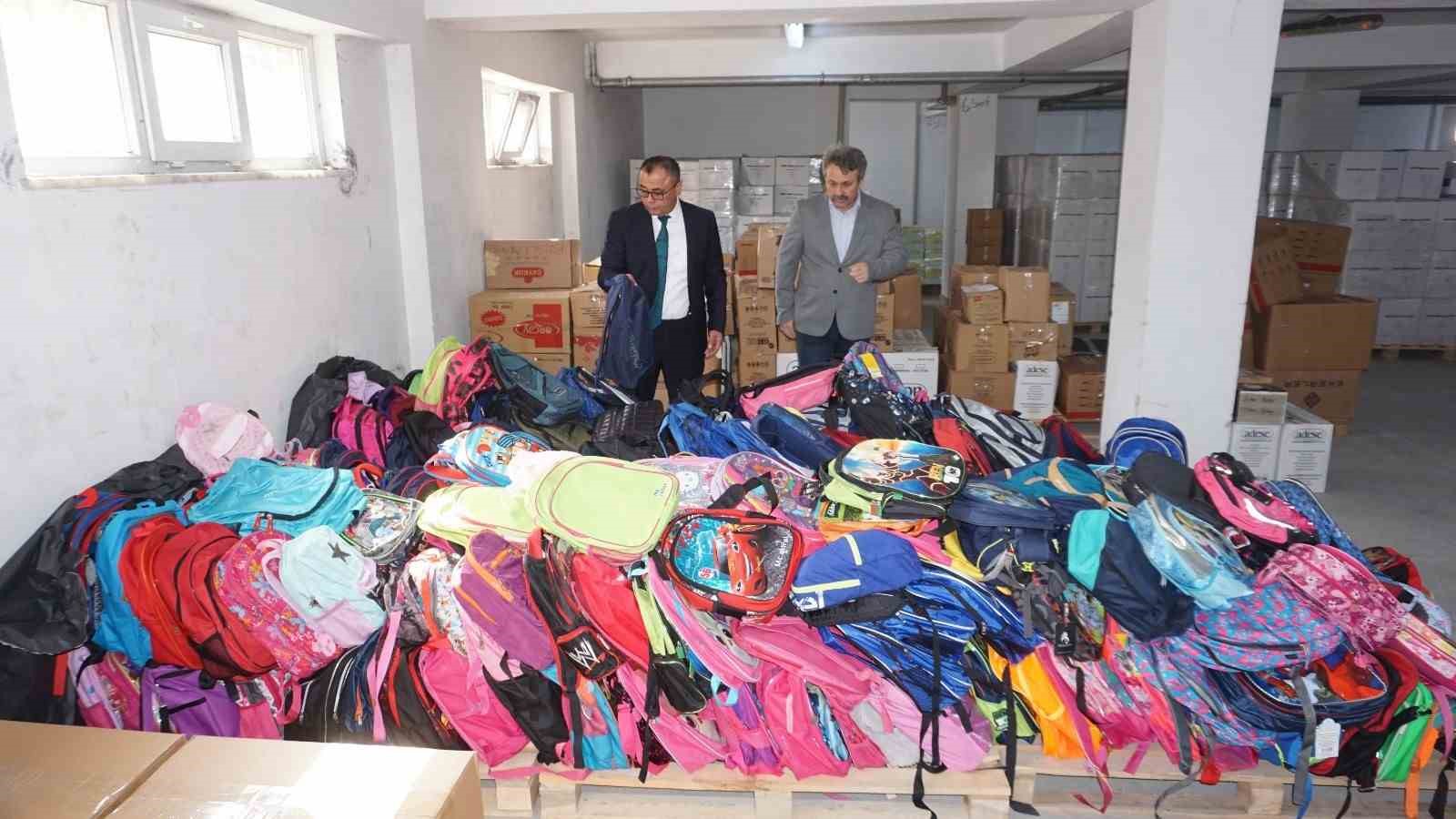 RİZE MİLLİ EĞİTİM MÜDÜRLÜĞÜ KOORDİNESİNDE OKUL ÇANTAM RİZE'DEN PROJESİ YARDIMSEVERLER TARAFINDAN HAZIRLANAN 350 ÇANTA RİZE VALİSİ KEMAL ÇEBER'İN KOORDİNATÖR VALİ OLARAK GÖREV YAPTIĞI GAZİANTEP'İN NURDAĞI İLÇES