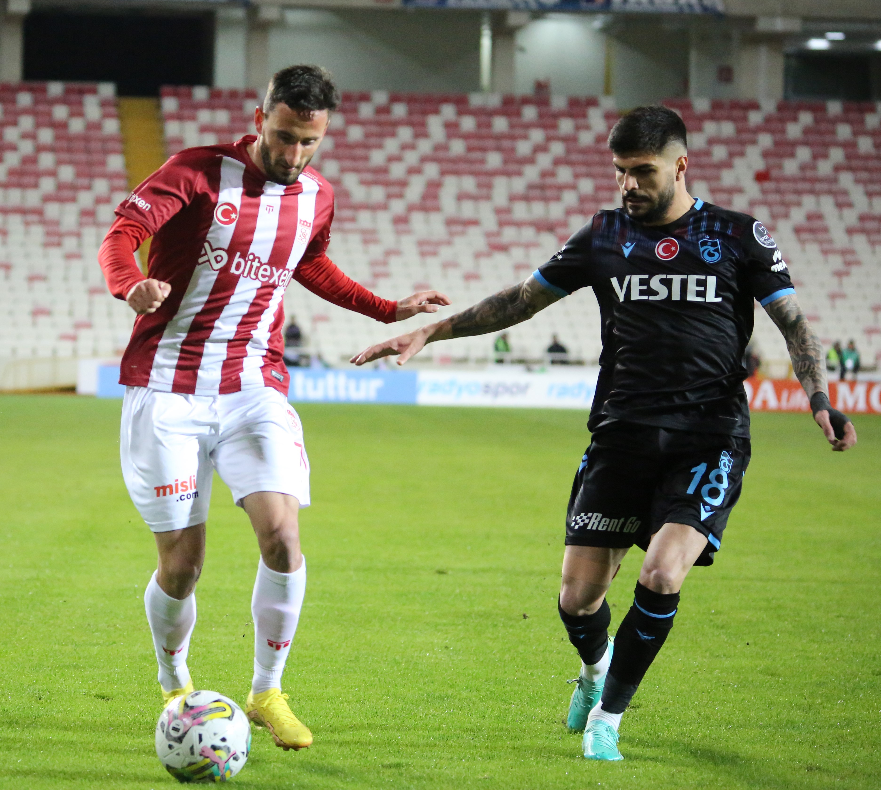 SPOR TOTO SÜPER LİG'İN 30. HAFTASINDA DG SİVASSPOR, TRABZONSPOR'U KONUK ETTİ. KARŞILAŞMA SİVASPOR'UN 4 - 1 ÜSTÜNLÜĞÜYLE TAMAMLANDI