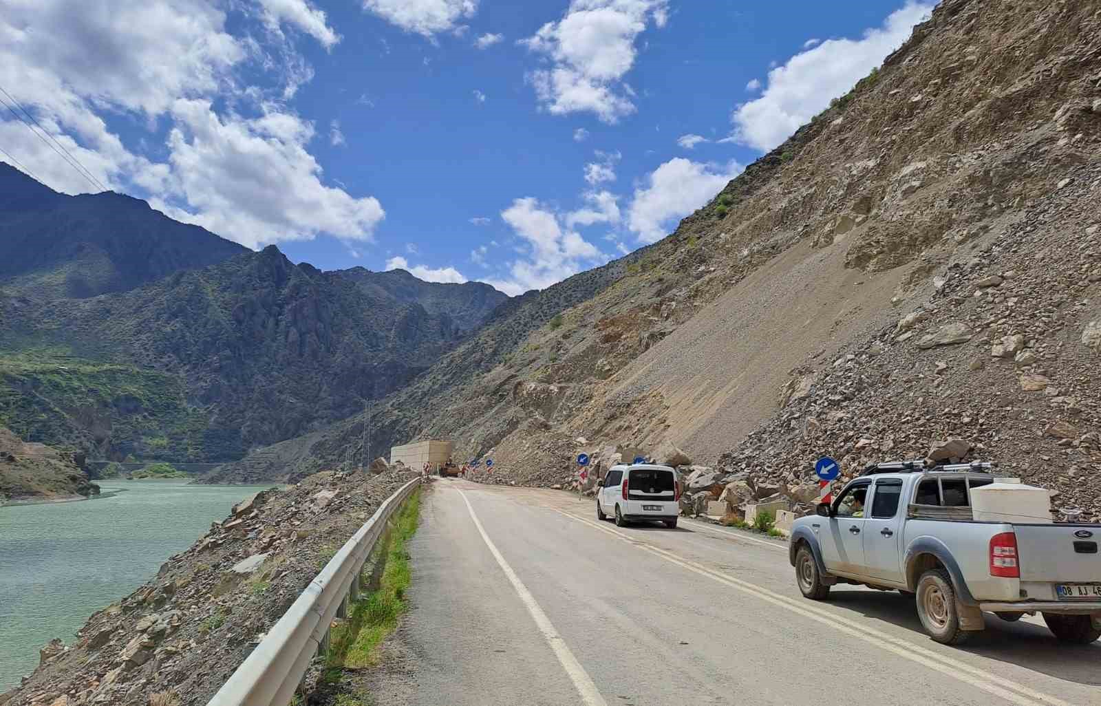 HEYELAN NEDENİYLE KAPANAN ARTVİN-ERZURUM KARAYOLU 2 GÜN SONRA ULAŞIMA AÇILDI