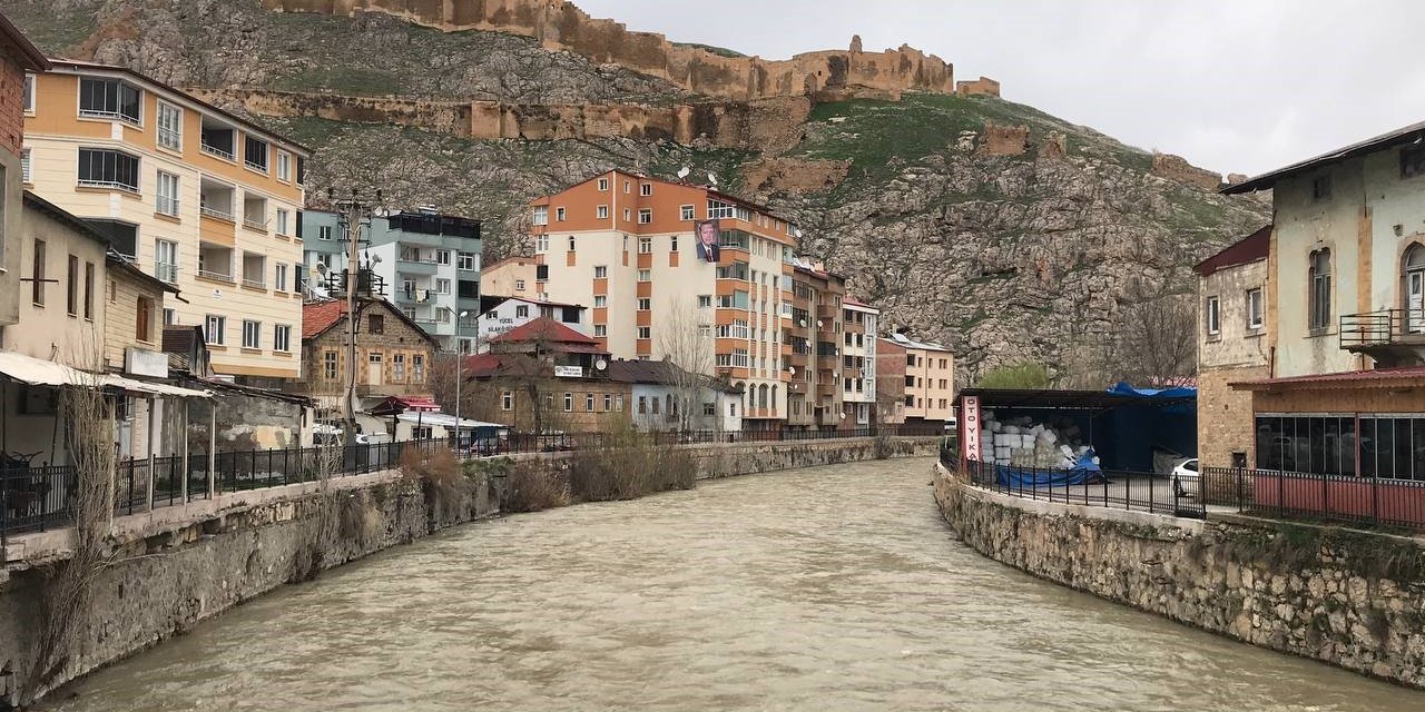BAYBURT'TA ŞEHİR MERKEZİNİN ORTASINDA GEÇEN ÇORUH NEHRİ'NİN SU SEVİYESİ KAR SULARININ ERİMESİ, YAĞIŞLARIN BOL OLMASI NEDENİYLE YENİDEN YÜKSELDİ