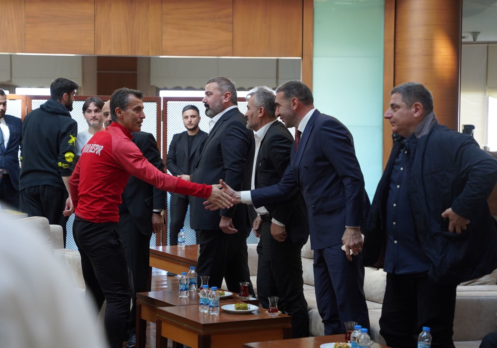 Ç.RİZESPOR KULUP BAŞKANI İBRAHİM TURGUT VE YÖNETİM KURULU ÜYELERİ , MEHMET CENGİZ TESİSLERİ'NDE DÜZENLENEN PROGRAMDA YAPILAN ANTENMANIN ARDINDAN BAYRAMLAŞMA YAPILDI