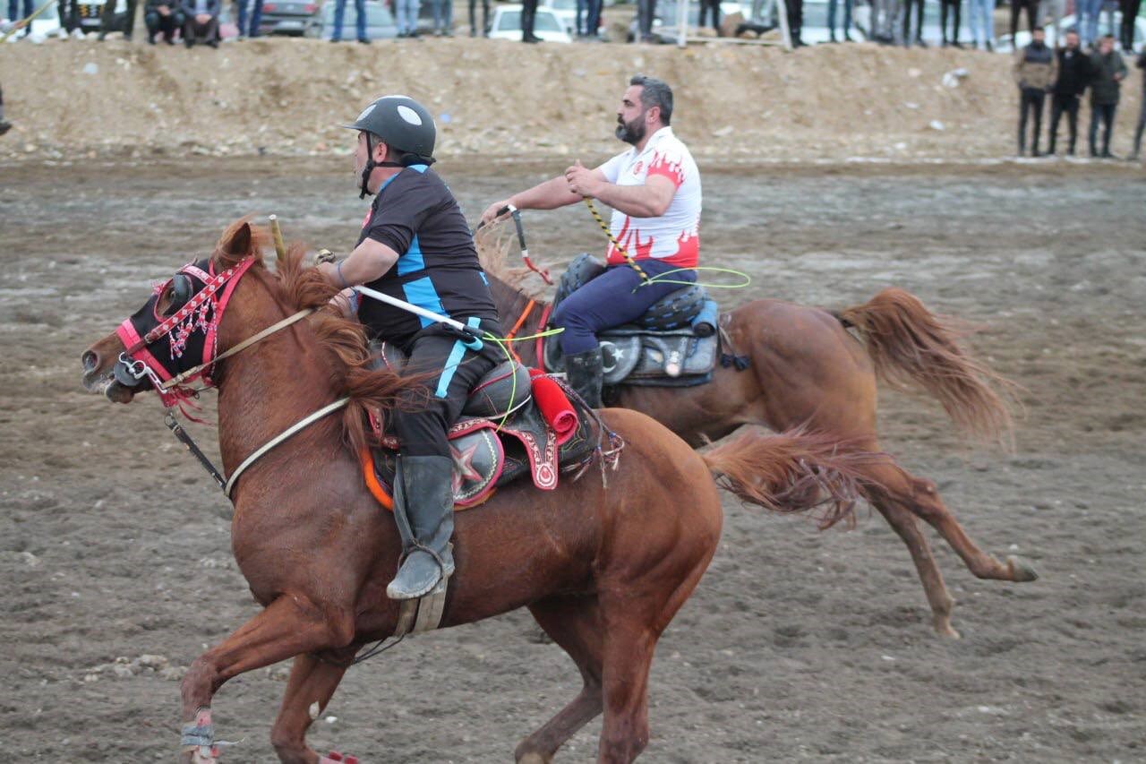 ATA SPORU CİRİTİN YAŞATILDIĞI İLLERDEN OLAN BAYBURT VE ERZURUM'UN ATLI SPOR KULÜPLERİ, BAYBURT BELEDİYESİ CİRİT SAHASINDA KARŞI KARŞIYA GELEREK YAĞMURA, ÇAMURA ALDIRIŞ ETMEDEN ARALARINDA DOSTLUK MAÇI OYNADILAR