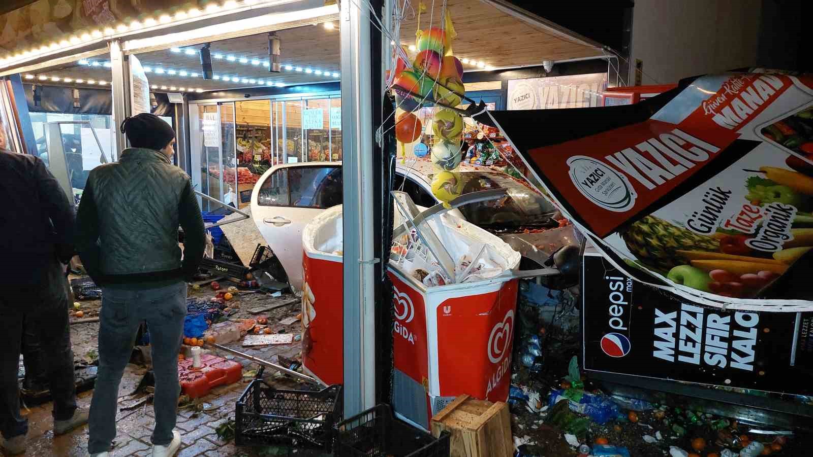 SAMSUN'DA KONTROLDEN ÇIKAN OTOMOBİLİN KALDIRIMI AŞIP BİR ŞARKÜTERİ DÜKKANININ MANAV REYONUNA GİRDİĞİ KAZADA 1'İ AĞIR 2 YAYA YARALANDI