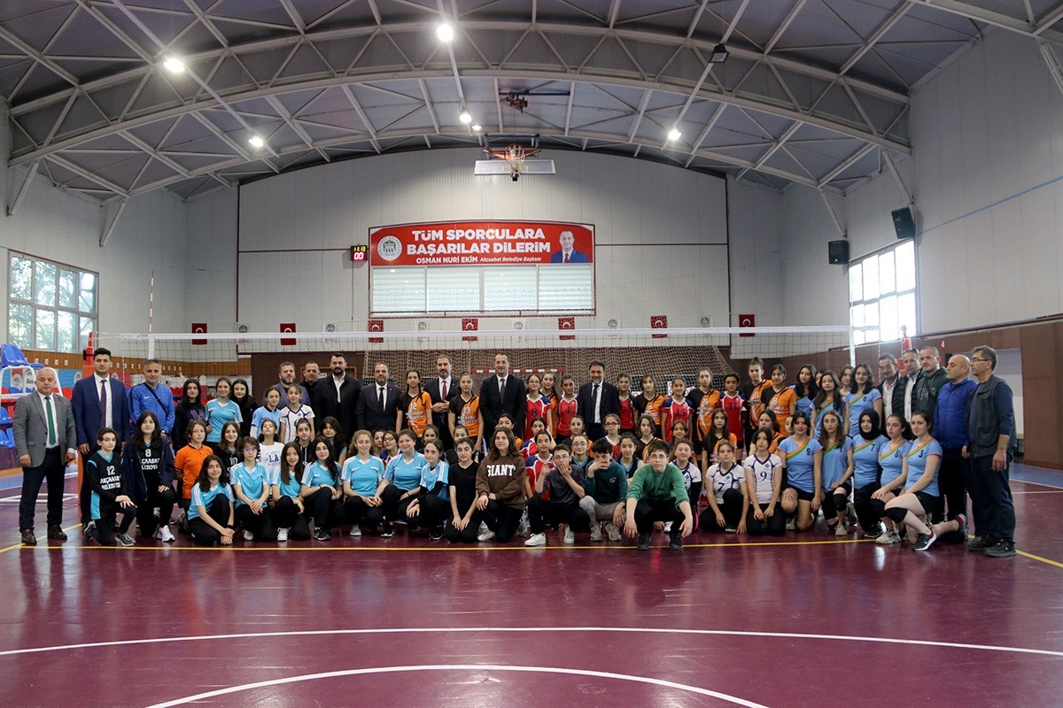 AKÇAABAT BELEDİYESİ ORGANİZESİNDE AKÇAABAT BELEDİYESİ GENÇLİK VE SPOR MERKEZİNDE TRABZON GENELİNDE ORTAOKULLAR ARASI KADIN VOLEYBOL TURNUVASI DÜZENLENDİ
