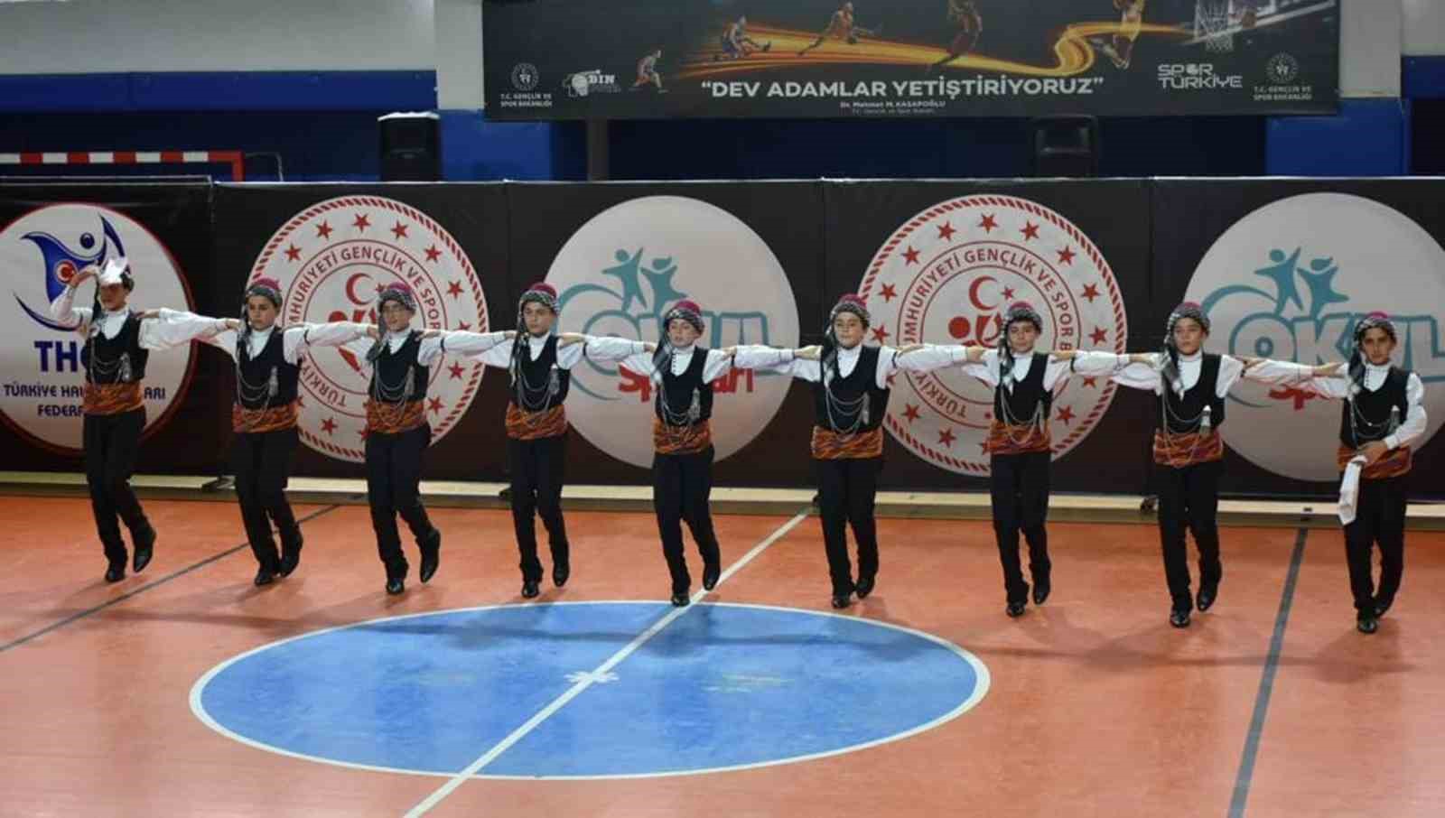 ARTVİN'DE DÜZENLENEN YILDIZLAR HALK OYUNLARI GRUP YARIŞMALARINDA BAYBURT'U TEMSİL EDEN BAYBURT ORTAOKULU EKİBİ ALDIĞI DERECEYLE TÜRKİYE FİNALLERİNE KATILMAYA HAK KAZANDI