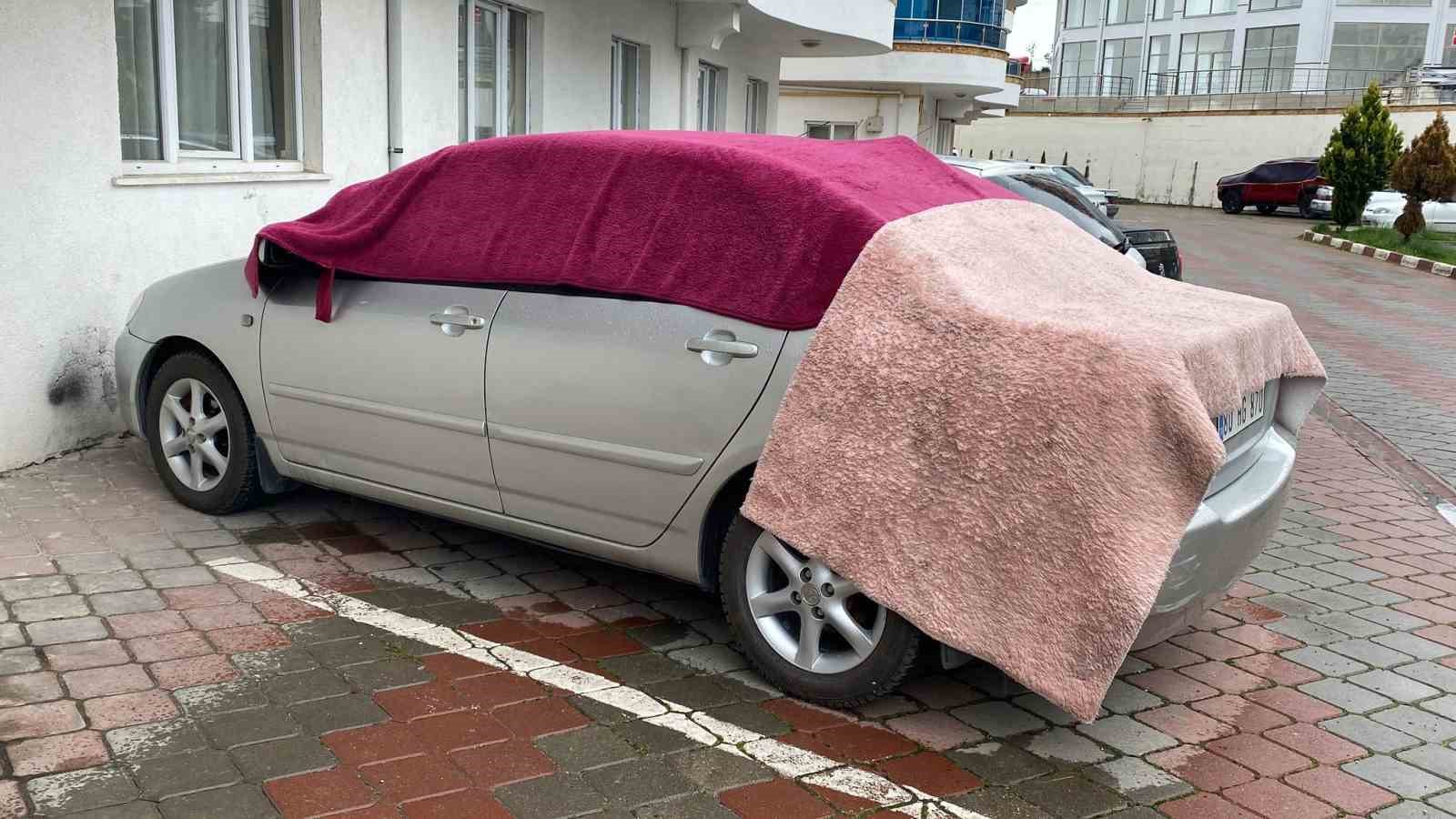 METEOROLOJİNİN KUVVETLİ YAĞIŞ UYARISINDA BULUNDUĞU KASTAMONU'DA, VATANDAŞLAR KORUMAK İSTEDİKLERİ ARAÇLARININ ÜZERİNE BATTANİYE VE YORGAN ÖRTTÜ