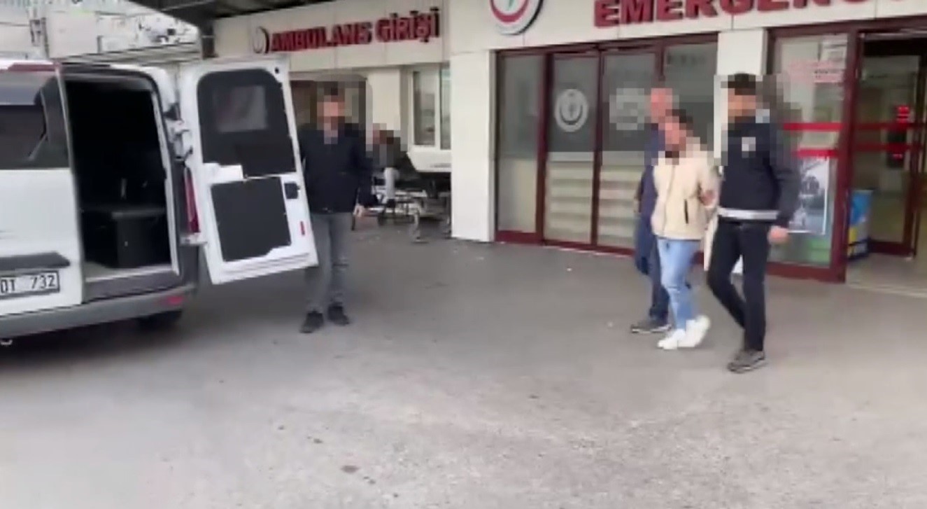 TRABZON'DA KENDİSİNİ KAMU GÖREVLİSİ VEYA BANKA, SİGORTA, KREDİ KURUMLARININ ÇALIŞANI OLARAK TANITARAK DOLANDIRICILIK YAPAN VE HAKKINDA KESİNLEŞMİŞ 93 YIL HAPİS CEZASI BULUNAN ŞAHIS YAKALANARAK CEZAEVİNE GÖNDERİLDİ