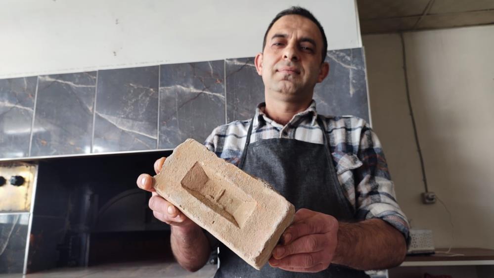ERZURUM'UN UZUNDERE İLÇESİNDE YAŞAYAN İŞLETMECİ ERDOĞAN CAZIR, 250 YILLIK TUĞLALARDAN LAHMACUN FIRINI YAPTI