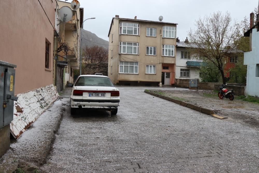 OLTU'DA ŞİDDETLİ FIRTINA VE DOLU KARIŞIK SAĞANAK YAĞMUR ETKİLİ OLURKEN İLÇEDE ÇATILAR UÇTU ELEKTRİK DİREĞİ VE AĞAÇLAR YIKILDI, KALEDEKİ BAYRAK YIRTILDI