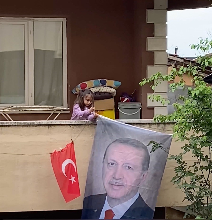 TÜRKİYE 14 MAYISTA YAPILACAK SEÇİMLERE HAZIRLANIRKEN ÇOCUKLARIN TAYYİP DEDE SEVGİSİ YÜZLERDE TEBESSÜM OLUŞTURUYOR. DÜZCELİ MİNİK SARE CUMHURBAŞKANI RECEP TAYYİP ERDOĞAN'A GEÇMİŞ OLSUN MESAJI GÖNDERDİ