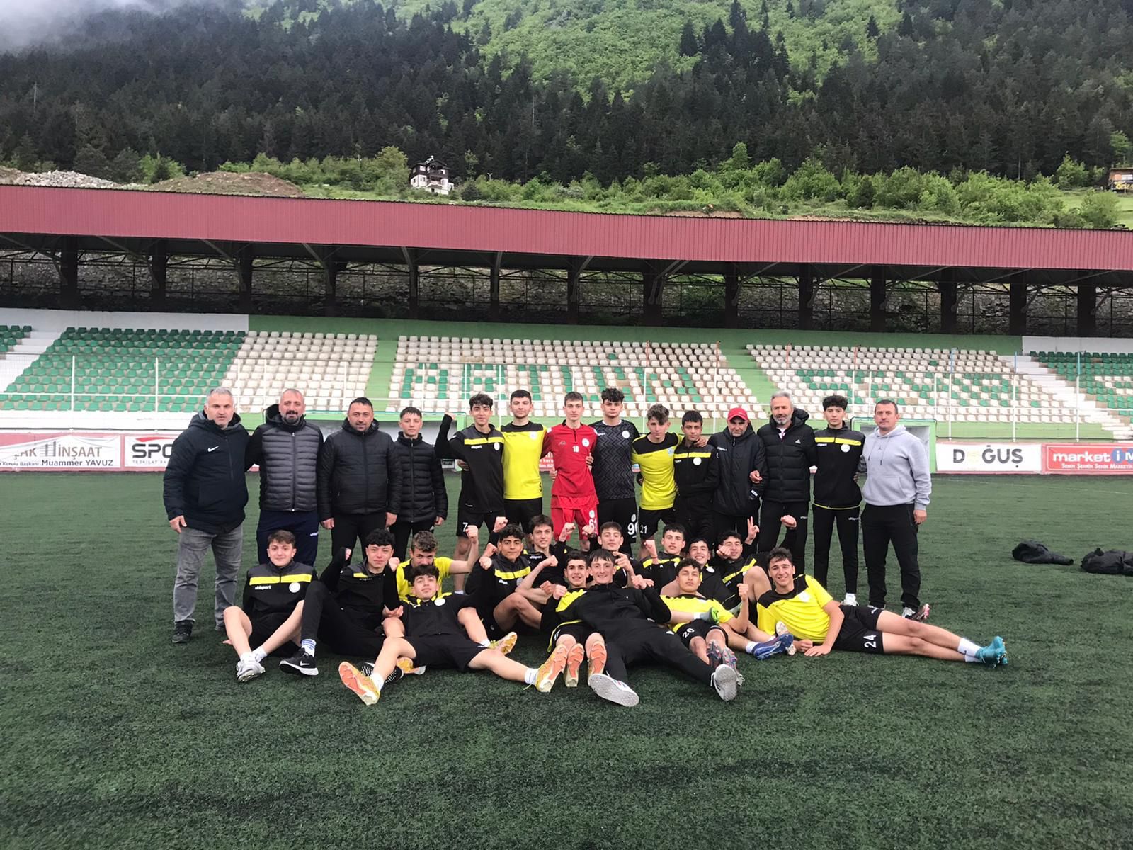 RİZE ÖZEL İDARESPOR U-16 TAKIMI ARTVİN'DE OYNANAN KARADENİZ BÖLGESİ 1.TUR MÜSABAKALARINDA TRABZON OF, ERZURUM YOLSPOR VE IĞDIR ALAGÖZSPOR'UN OLDUĞU GRUPTA 5 PUANLA GRUPTA ŞAMPİYON OLDU VE TÜRKİYE FİNALLERİNE KATIL
