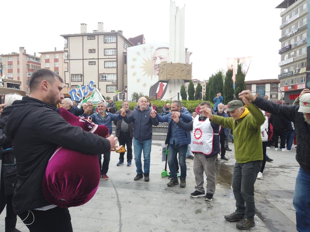 RİZE'DE SENDİKALARIN ORGANİZE ETTİĞİ 1 MAYIS KUTLAMALARI SIRASINDA BİR GRUP DA, MİTİNG ALANI DIŞINDA KUTLAMALARI PROTESTO ETTİ