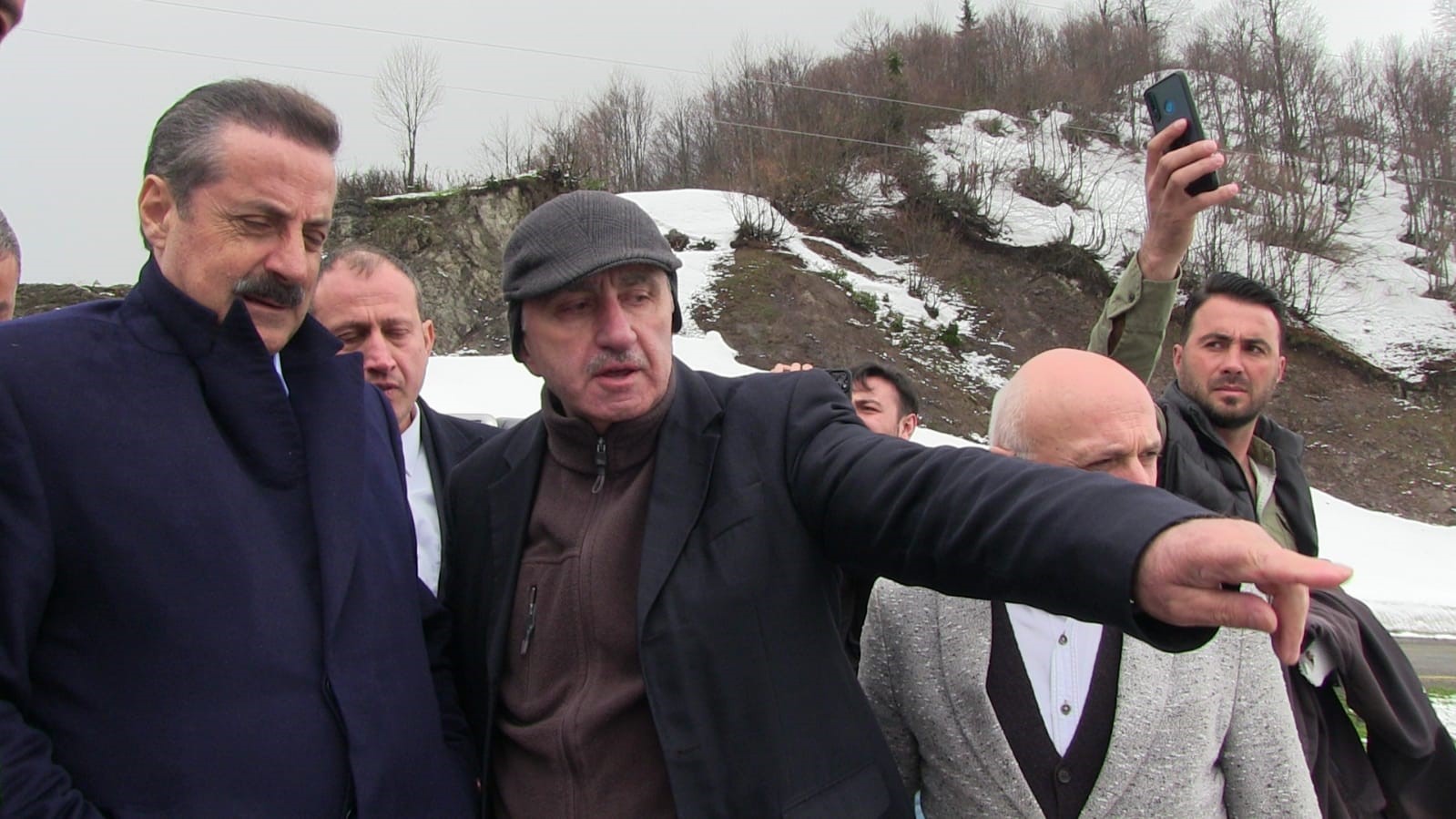 ARTVİN'İN BORÇKA İLÇESİNE BAĞLI CAMİLİ KÖYÜNÜ ZİYARET EDEN AK PARTİ ARTVİN MİLLETVEKİLİ ADAYI FARUK ÇELİK'E VATANDAŞLAR BİN 900 RAKIMLI ZİRVEYE TÜNEL TALEBİNDE BULUNDULAR