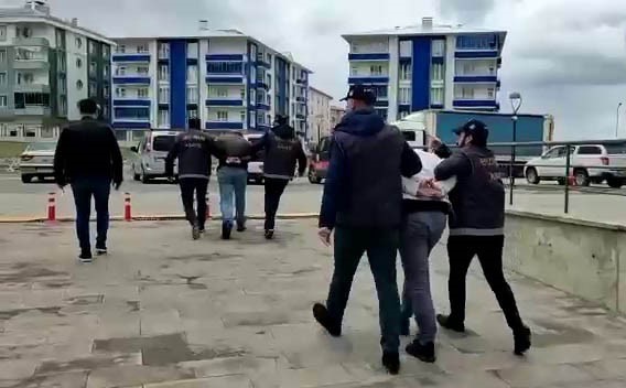ERZURUM'DA DUVARI DELEREK KUYUMCUDAN 23 KİLOGRAM ALTIN ÇALAN GÜRCİSTAN UYRUKLU 4 ŞAHISTAN İKİSİ ANTALYA'DA YAKALANDI