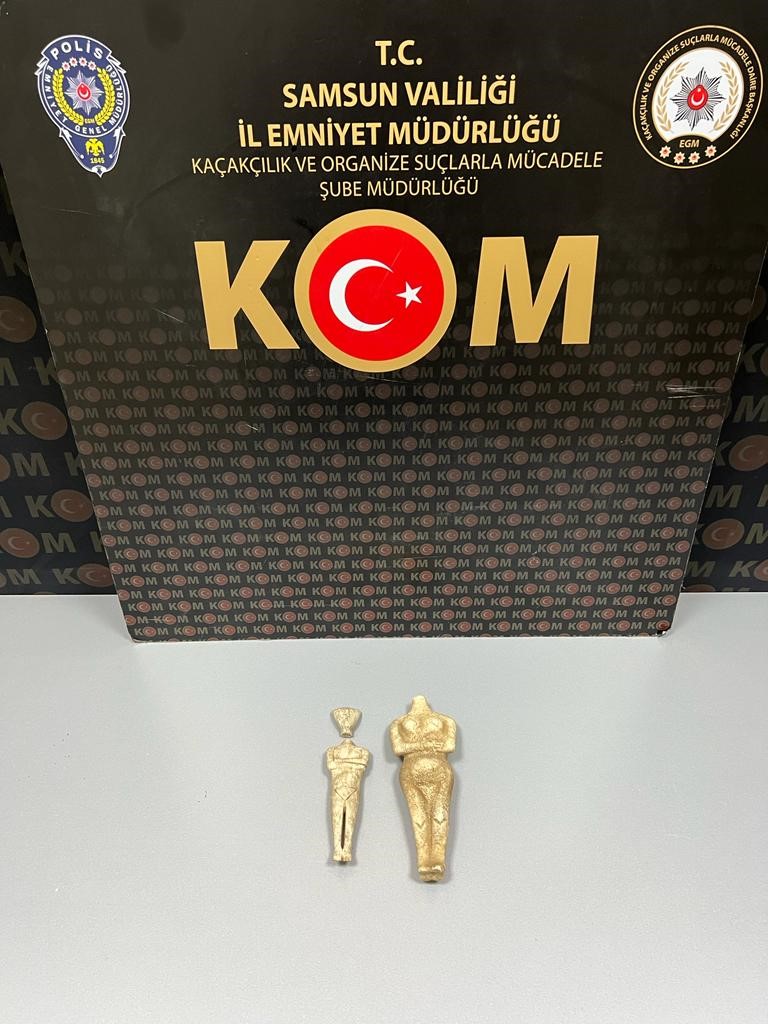 SAMSUN'DA BİR ARAÇTA ARAMA YAPAN POLİS, TARİHİ ESER OLDUĞU DEĞERLENDİRİLEN 2 ADET HEYKEL ELE GEÇİRDİ