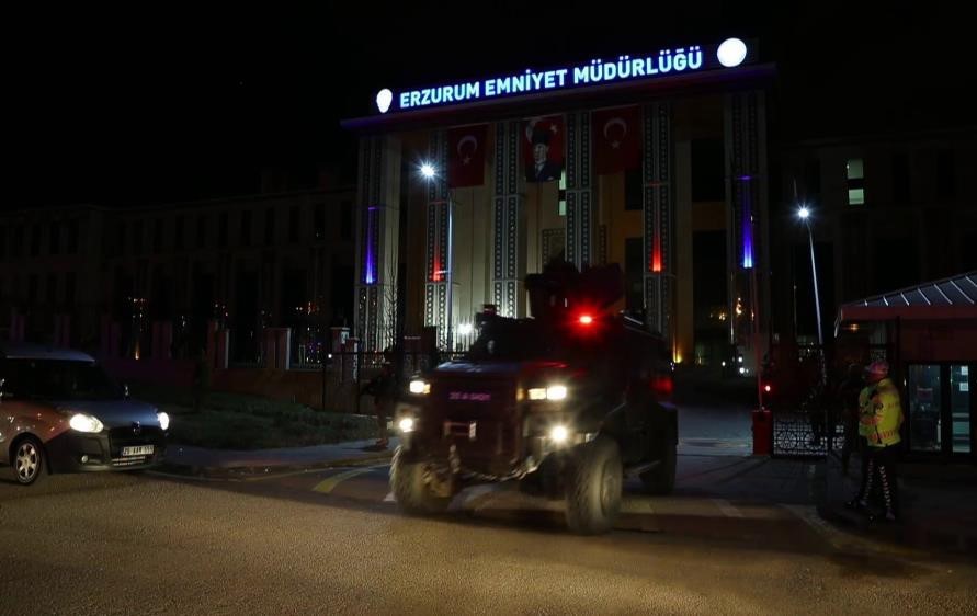 ERZURUM İL EMNİYET MÜDÜRLÜĞÜ ARANAN ŞAHISLAR BÜRO AMİRLİĞİ EKİPLERİNCE SON BİR AY İÇERİSİNDE YAPILAN OPERASYONLARDA ÇEŞİTLİ SUÇLARDAN HAKLARINDA YAKALAMA EMRİ BULUNAN 59 KİŞİ YAKALANDI