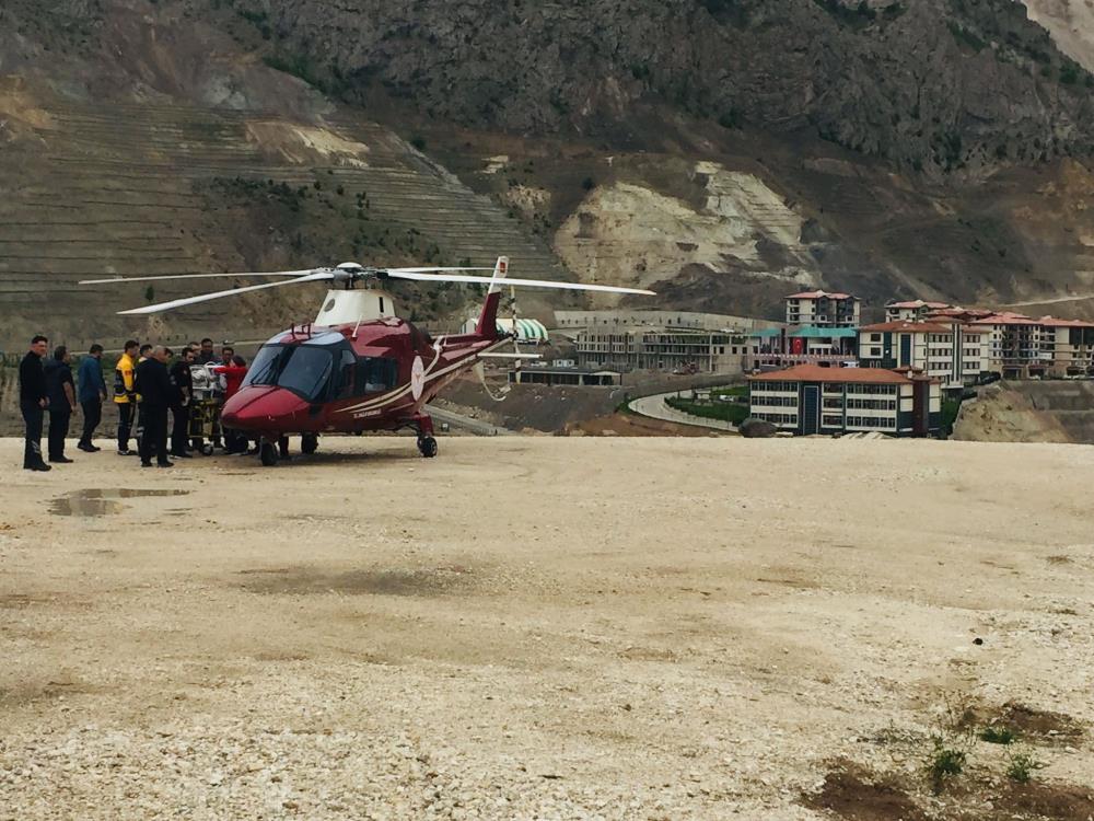 ARTVİN'İN YUSUFELİ İLÇESİN KADIN DOĞUM SERVİSİNDE DÜNYAYA GELEN 3 GÜNLÜK BEBEK ERTEKİN SOLUMUN SIKINTISI YAŞAYANINDAN DOLAYI HELİKOPTER HAVA AMBULANS İLE ERZURUM ATATÜRK ÜNİVERSİTESİ EĞİTİM VE ARAŞTIRMA HASTANESİNE NAKL