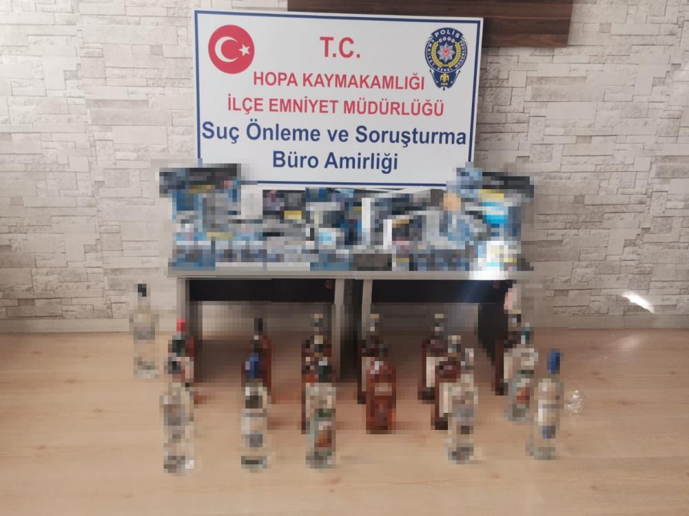 ARTVİN'İN HOPA İLÇESİNDE POLİS VE ZABITA EKİPLERİNCE KAÇAK İÇKİ VE SİGARA OPERASYONU DÜZENLENDİ. CADDE ÜZERİNDE TEZGAH AÇAN YABANCI UYRUKLU SATICILAR NEREYE KAÇACAĞINI ŞAŞIRDI