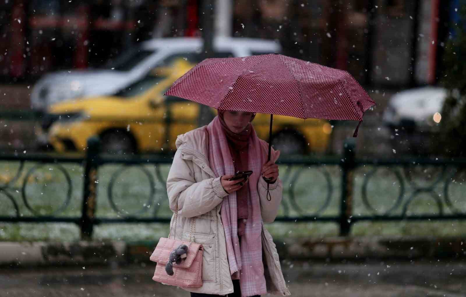 METEOROLOJİ 12. BÖLGE MÜDÜRLÜĞÜ EKİPLERİNCE YAPILAN SON DEĞERLENDİRMELERE GÖRE, BAYBURT'TA BUGÜN HAVA PARÇALI, YER YER ÇOK BULUTLU; ARALIKLI SAĞANAK VE GÖK GÜRÜLTÜLÜ SAĞANAK YAĞIŞLI GEÇECEK