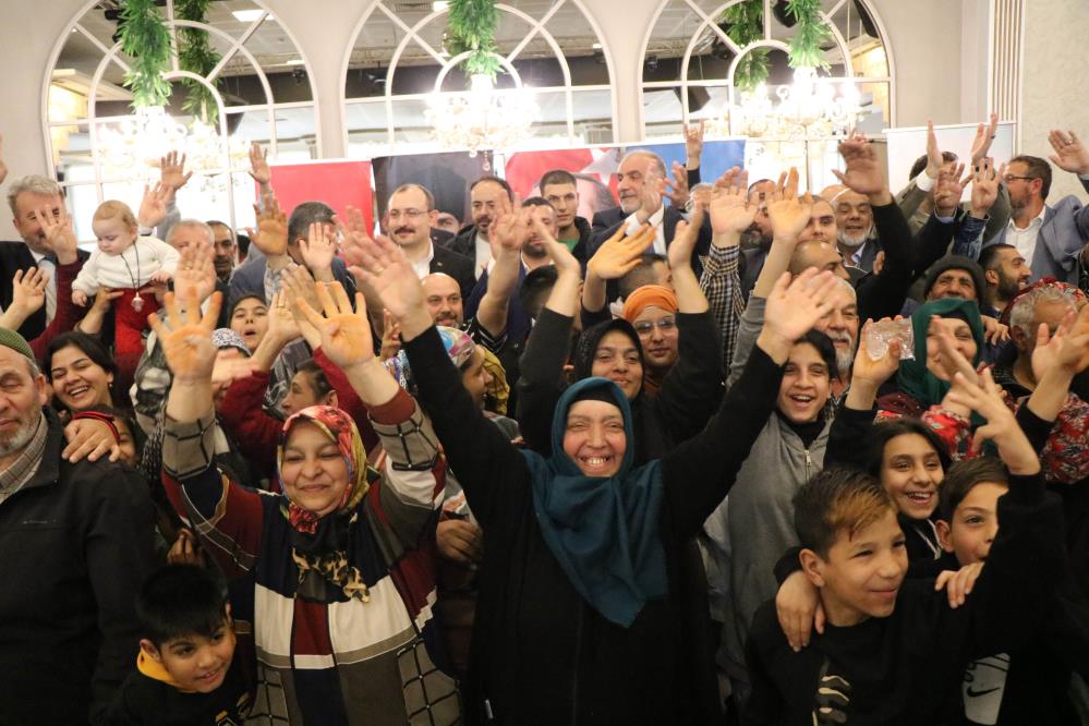 BAKAN MUŞ, SAMSUN'DA ROMAN VATANDAŞLARIN KULLANDIĞI DÜĞÜN SALONUNUN FİYATINI GÜNLÜK 3 BİN 750 TL'DEN BİN TL'YE DÜŞÜRÜNCE ROMANLAR SEVİNÇTEN GÖBEK ATIP, RECEP TAYYİP ERDOĞAN SLOGANLARI ATTILAR