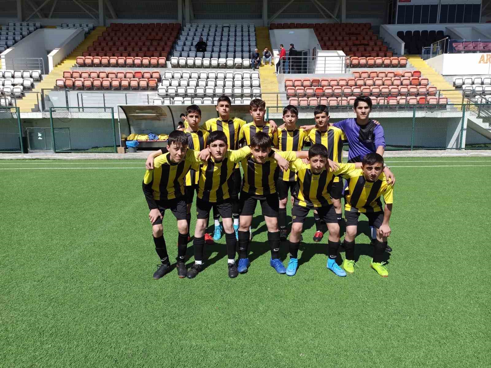 ARDAHAN'DA DÜZENLENEN YILDIZLAR BÖLGE GRUP MÜSABAKALARINDA BAYBURT'U TEMSİL EDEN BAYBURT ORTAOKULU FUTBOL TAKIMI, BÖLGE ŞAMPİYONU OLARAK ADINI TÜRKİYE YARI FİNALLERİNE YAZDIRMAYI BAŞARDI