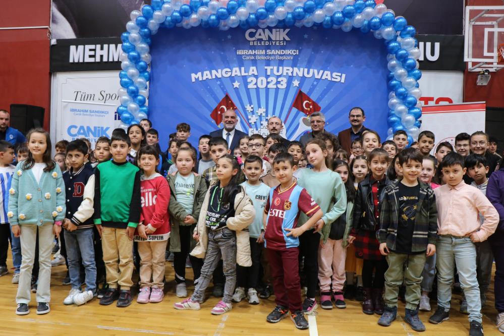 SAMSUN CANİK BELEDİYESİ MANGALA TURNUVASI'NDA DERECEYE GİREN ÖĞRENCİLER, ÖDÜLLERİNİ TİCARET BAKANI MEHMET MUŞ'UN ELİNDEN ALDILAR
