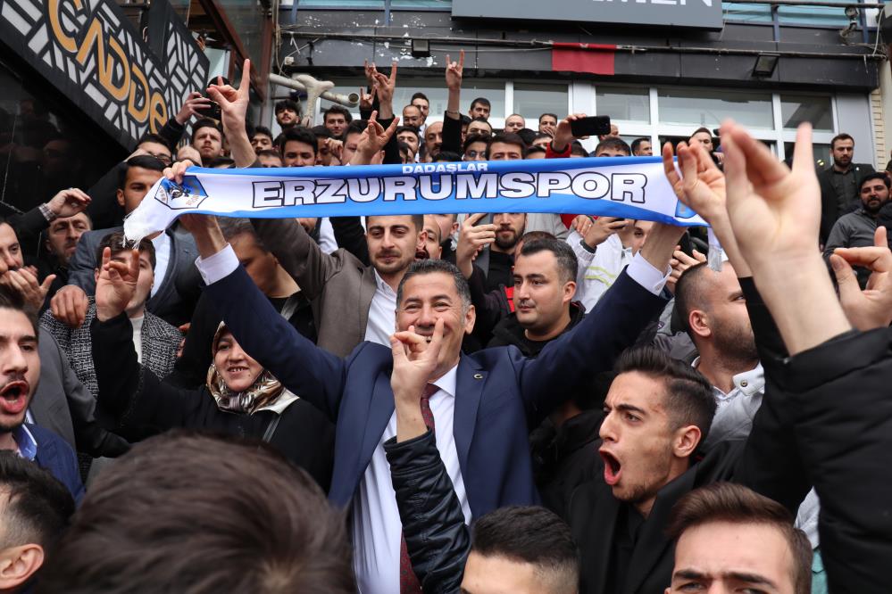 SİNAN OĞAN: DİK DURUŞU ERZURUMLULAR, DADAŞLAR BİLİR. ATA İTTİFAKI CUMHURBAŞKANI ADAYI SİNAN OĞAN, KARS PROGRAMI ÖNCESİ GELDİĞİ ERZURUM'DA GENÇLERİN YOĞUN İLGİSİYLE KARŞILAŞTI