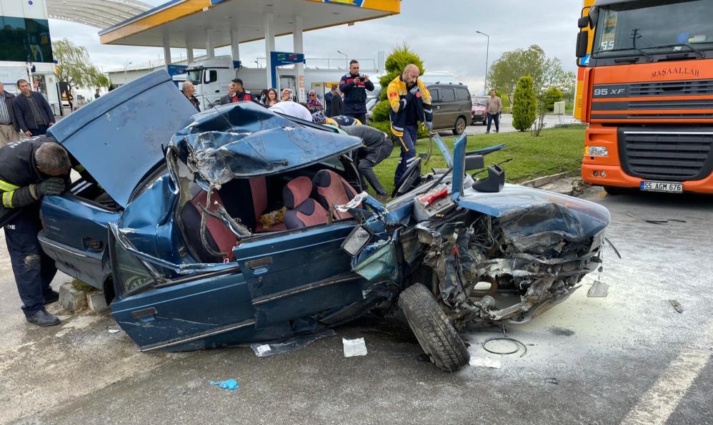 SAMSUN'UN ALAÇAM İLÇESİNDE PARK HALİNDEKİ TIRA ÇARPAN OTOMOBİL HURDAYA DÖNDÜ. KAZADA 3 KİŞİ YARALANDI