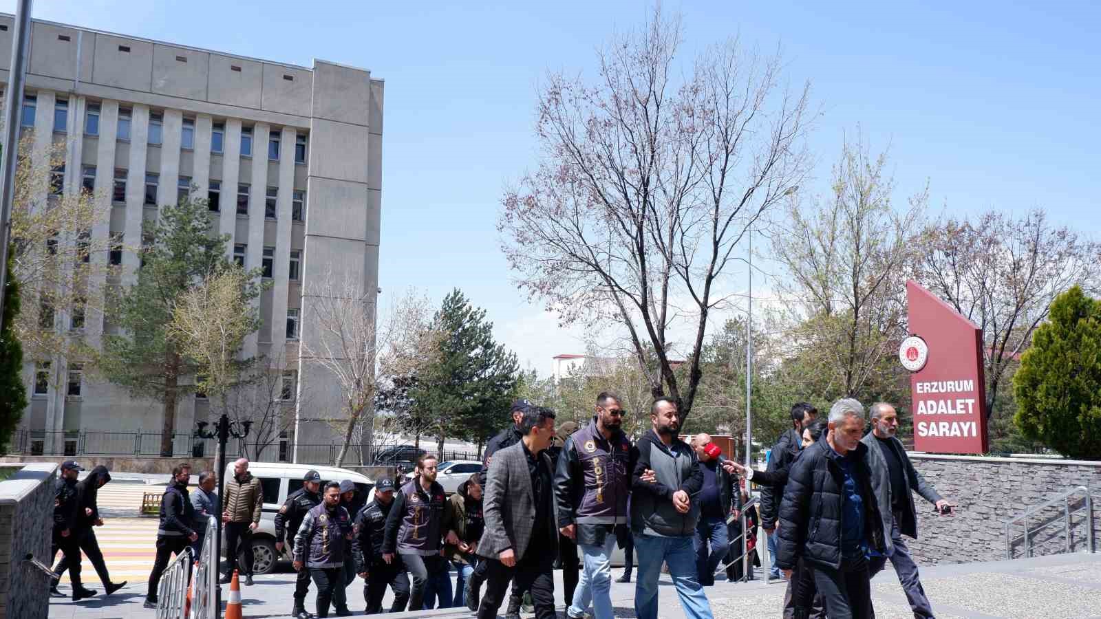 TÜRKİYE GENELİNDE 61 VATANDAŞIN YAKLAŞIK 5 MİLYON TL'SİNİ DOLANDIRMA YOLUYLA GASP EDEN ÇETE MENSUPLARINDAN 9'U, ÇIKARILDIKLARI ERZURUM ADLİYESİNDE MAHKEMECE TUTUKLANDI