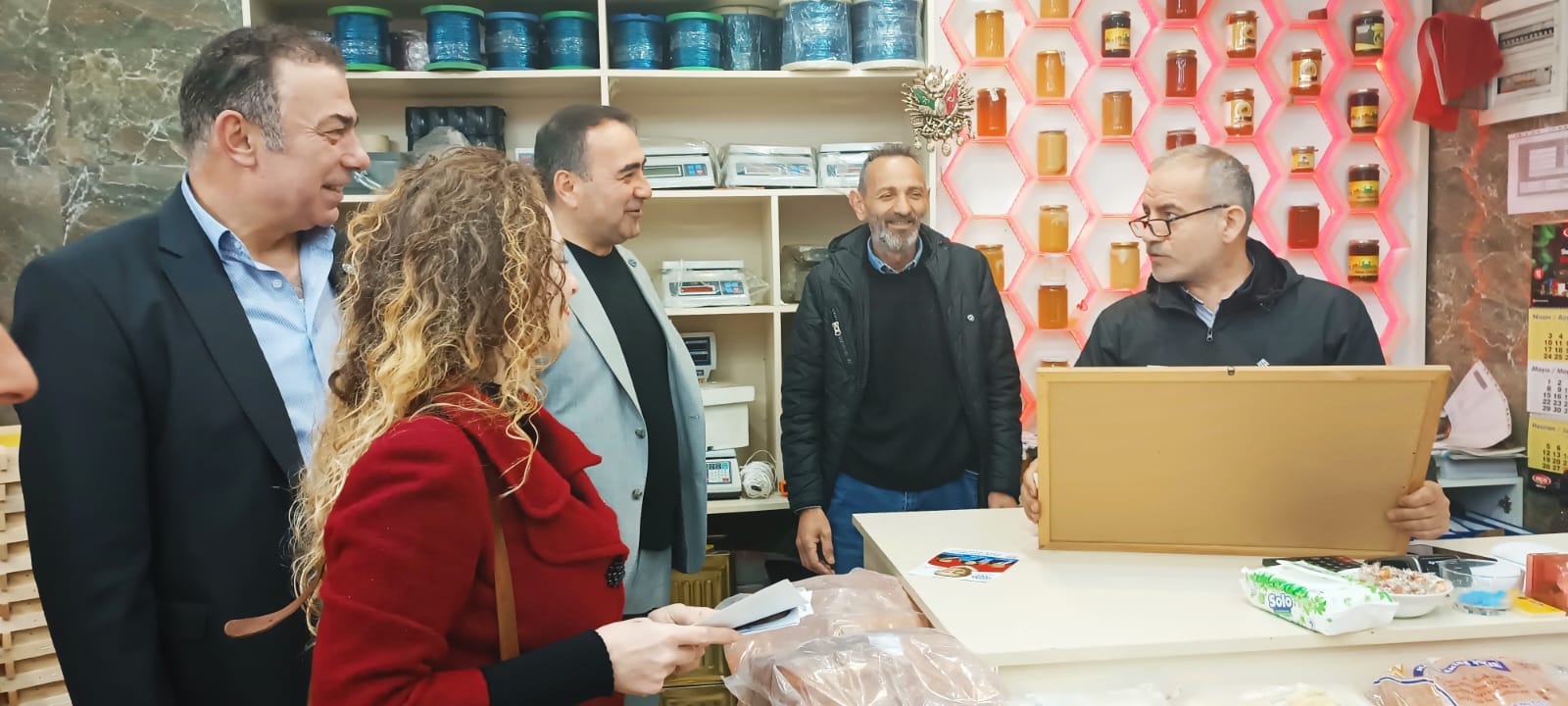 MEMLEKET PARTİSİ RİZE ÖRGÜTÜ İL BAŞKANI MUHİTTİN BAYRAK ÖNDERLİĞİNDE MİLLETVEKİLİ ADAYLARI ATİLLA KAYHAN ,NİHAL DEMİR ,FURKAN KAZMAZ VE PARTİLİLERLE BERABER RİZE MERKEZDE BİR DİZİ ZİYARETLER GERÇEKLEŞTİRDİ