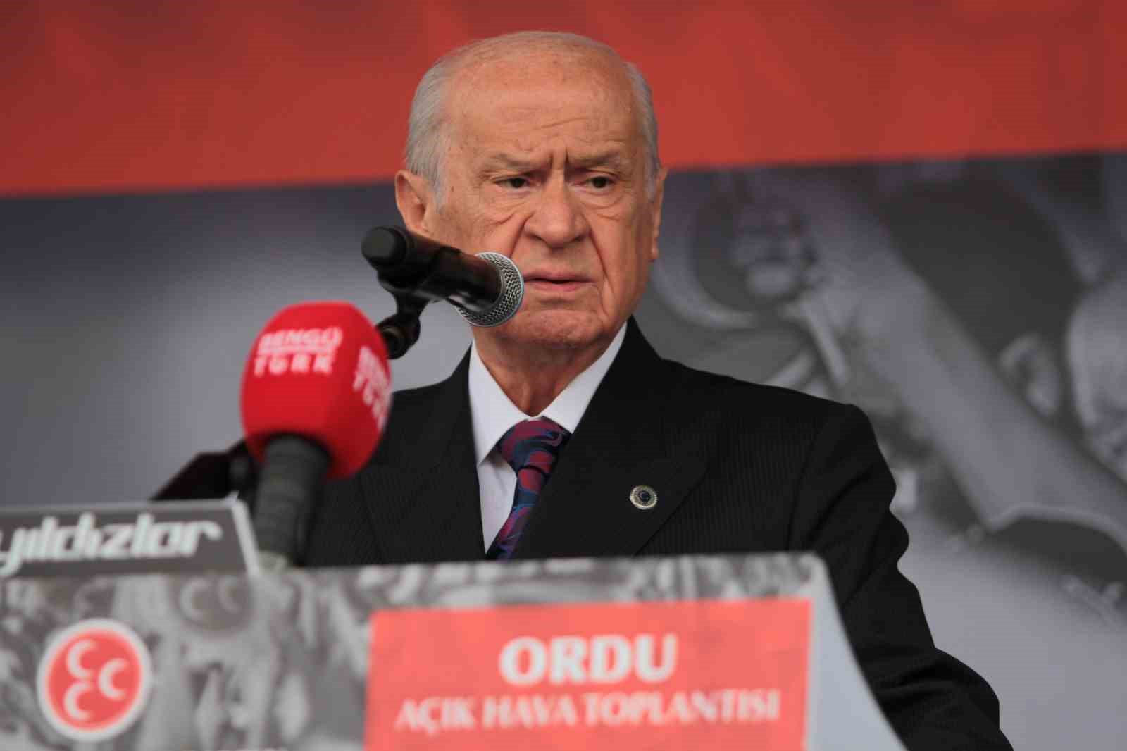 MHP GENEL BAŞKANI DEVLET BAHÇELİ, ORDU'DA DÜZENLEDİĞİ MİTİNGDE, "SON GÜNLERDE 14 MAYIS'I KUNDAKLAMAK İÇİN KARANLIK ELLER DEVREDEDİR. NAMUSSUZ MONTAJCILAR, ÖZEL HAYAT CELLATLARI İŞBAŞINDADIR" DEDİ