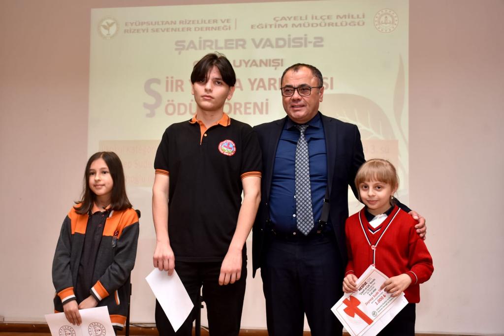 ÇAYELİ İLÇE MİLLİ EĞİTİM MÜDÜRLÜĞÜ VE EYÜPSULTAN RİZELİLER DERNEĞİNİN ORTAK ÇALIŞMASI İLE ÇAYELİ’NDE OKUYAN ÖĞRENCİLERİN KALEME ALDIĞI “ÇAY VE ÇAYELİ” TEMALI ŞİİR KİTABI YAYIMLANDI