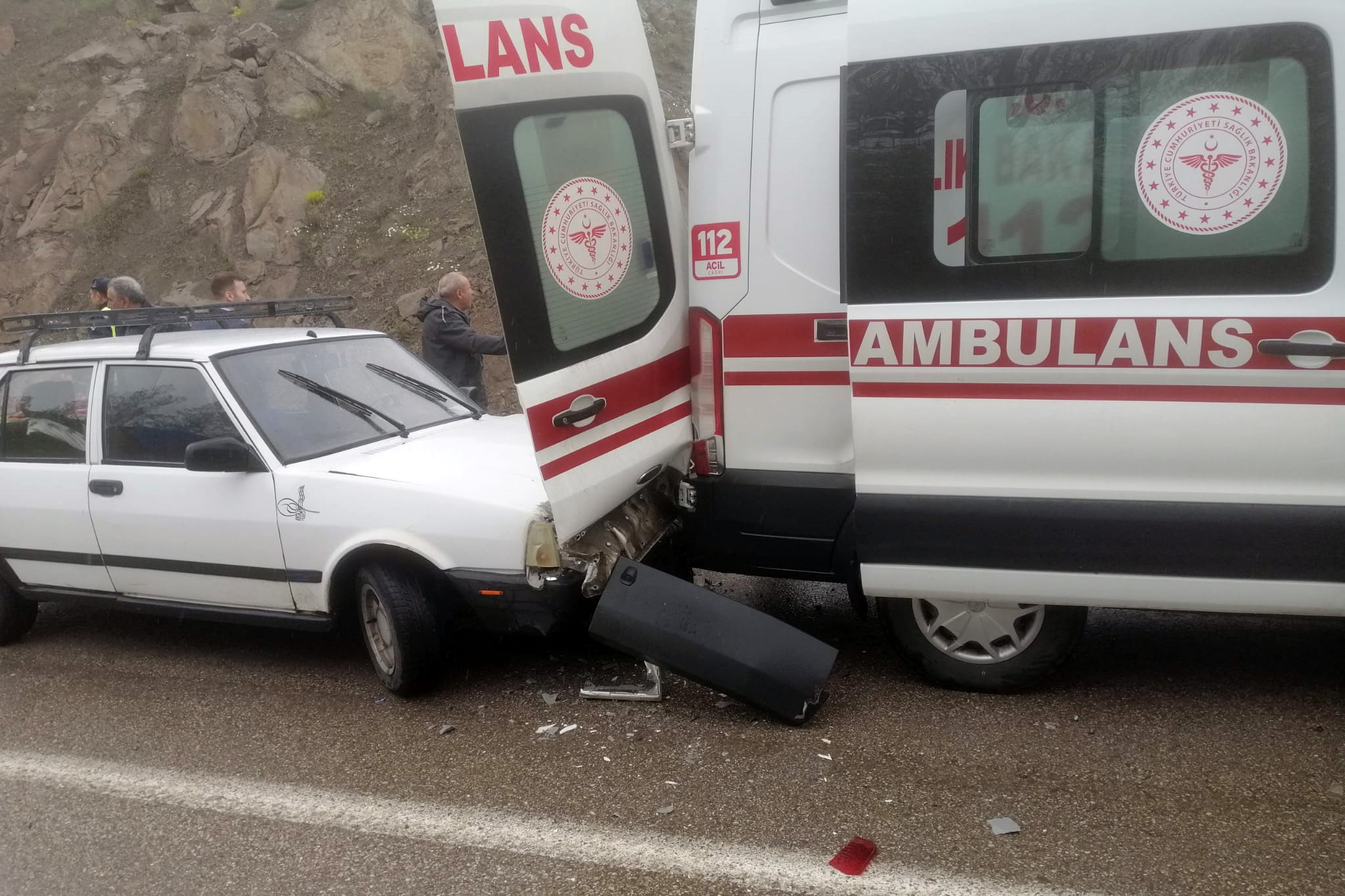 GÜMÜŞHANE'DE KAZAYA MÜDAHALE EDEN AMBULANSA OTOMOBİL ÇARPTI. 112 ACİL SAĞLIK GÖREVLİLERİ SON ANDA KAÇARAK CANLARINI KURTARDILAR