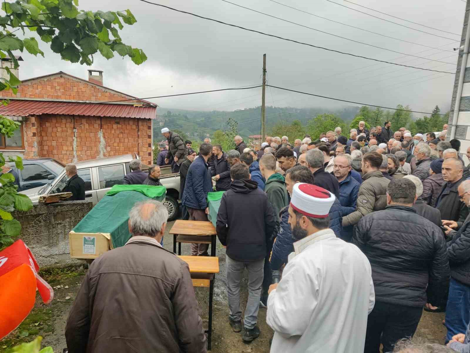 TRABZON'UN OF İLÇESİ'NE BAĞLI GÜMÜŞÖREN MAHALLESİNDE İKİ KIZ KARDEŞ 5 SAAT ARAYLA VEFAT ETTİ