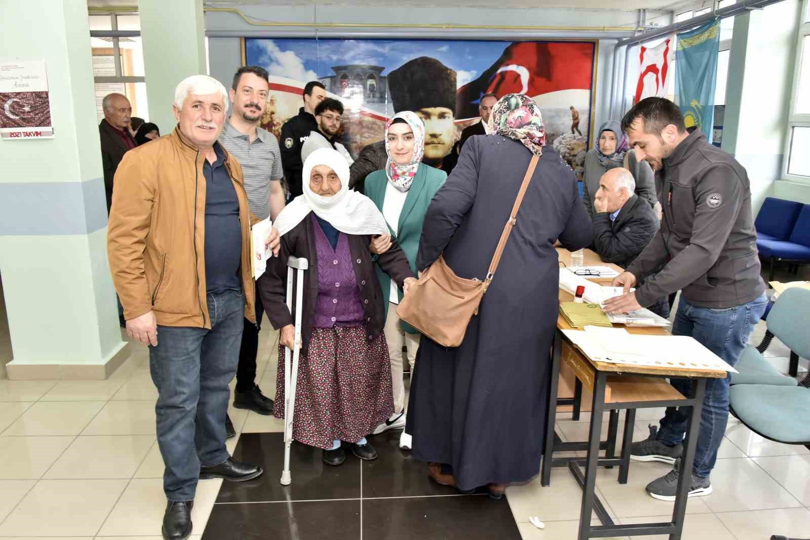 GÜMÜŞHANE'NİN EN YAŞLI BİREYİ OLAN 112 YAŞINDAKİ GÜLLÜ DOĞAN, OYUNU YÜRÜYEREK GELDİĞİ SANDIKTA KULLANDI