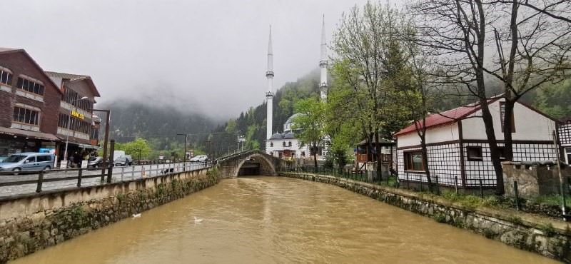 TRABZON'UN ÇAYKARA İLÇESİNDEKİ DÜNYACA ÜNLÜ UZUNGÖL'DE ETKİLİ OLAN YAĞIŞLAR SONRASI UZUNGÖL ÇAMURGÖL OLDU