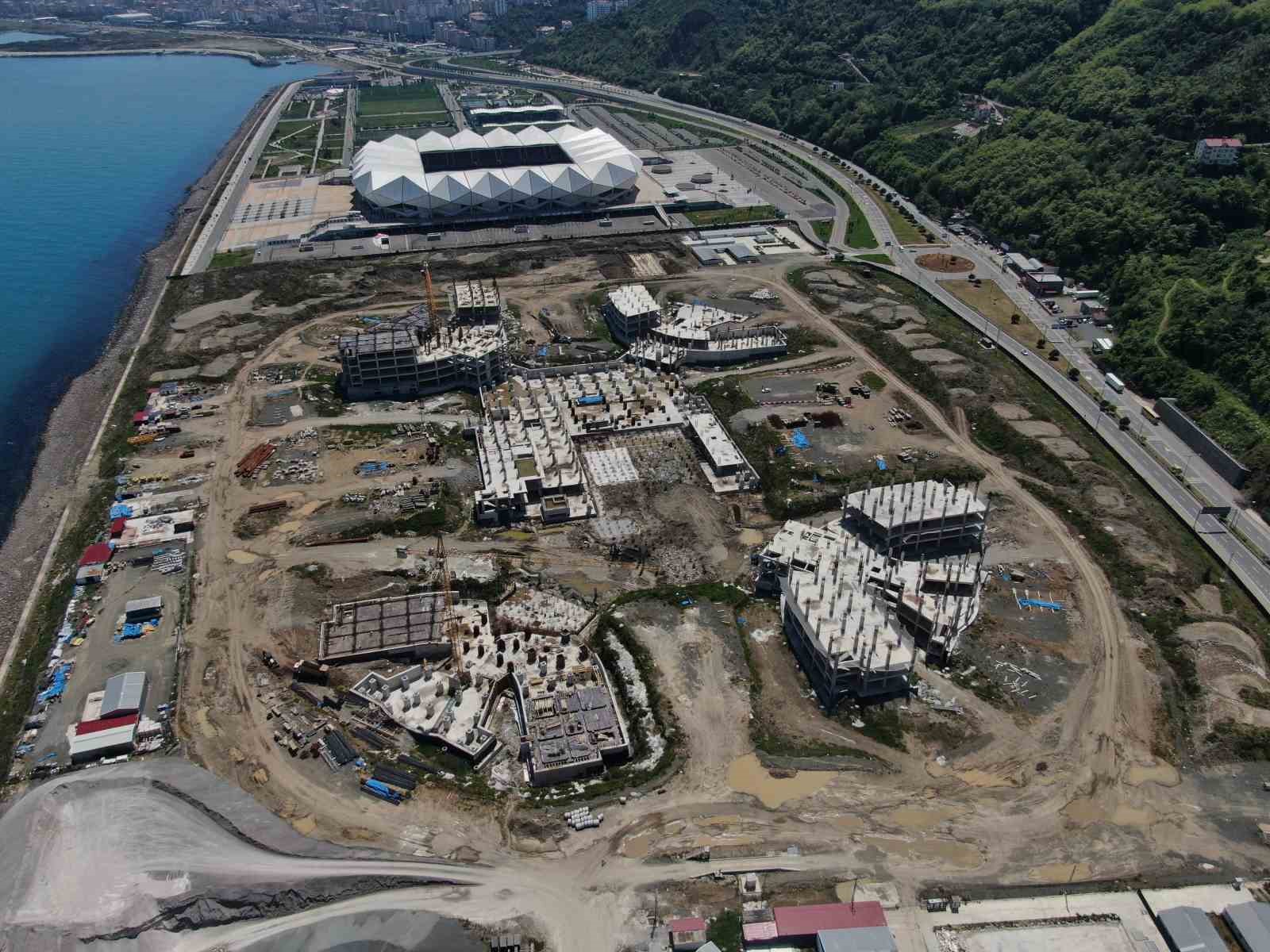 TRABZON'DA ŞENOL GÜNEŞ SPOR KOMPLEKSİ'NİN YANINDAKİ DOLGU ALANINDA YAPIMI SÜREN 900 YATAKLI ŞEHİR HASTANESİ'NİN YAPIM ÇALIŞMALARI SÜRÜYOR