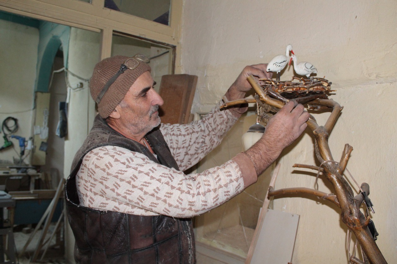BAYBURT'TA 38 YIL ÖĞRETMENLİK YAPAN VE EMEKLİ OLAN EĞİTİMCİ TURAN BAŞAĞA (68), EMEKLİ OLDUKTAN SONRA DOĞUP BÜYÜDÜĞÜ EVİ KENDİNCE MARANGOZ ATÖLYESİNE ÇEVİRDİ