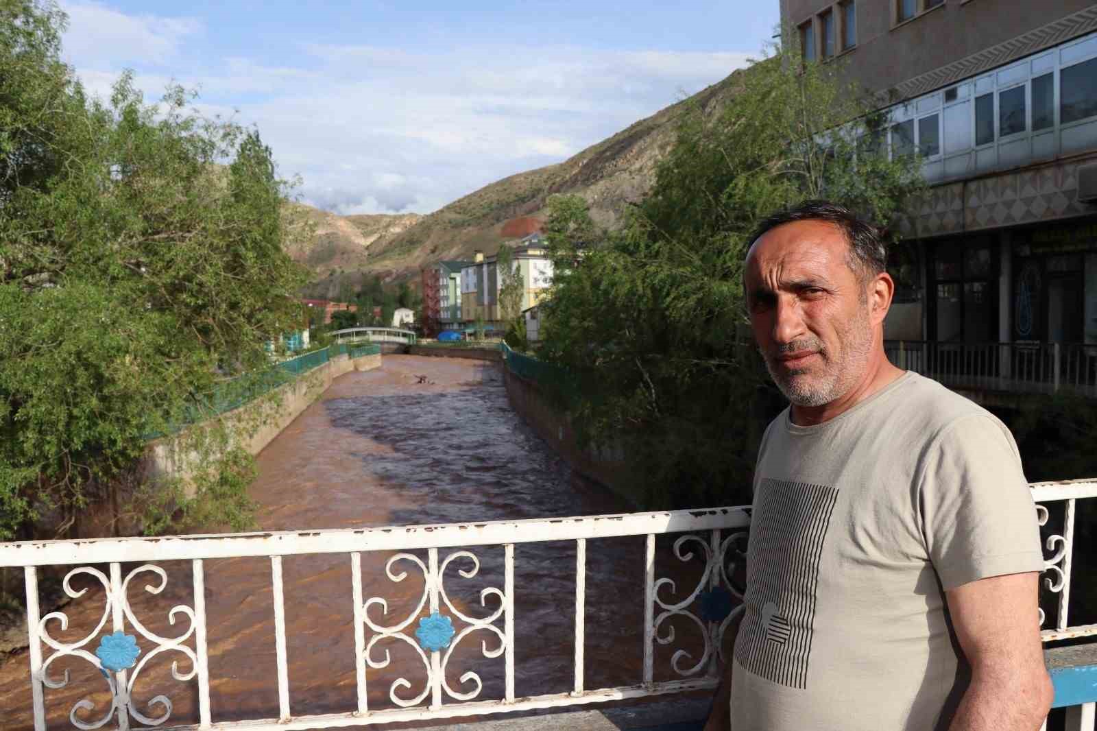 OLTU ÇAYI'NDA, YAĞAN YAĞMURLAR SONRASI ERİYEN KARLARLA BİRLİKTE DEBİ YÜKSELMEYE BAŞLADI