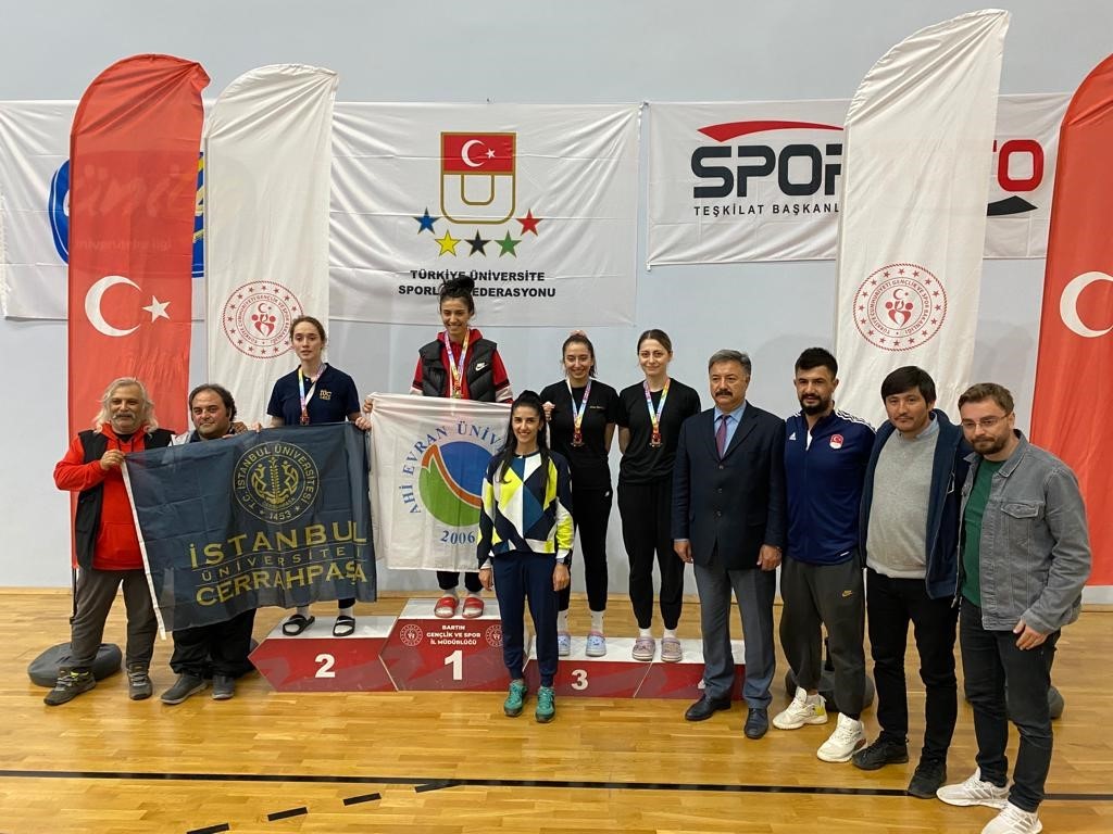 TÜRKİYE ÜNİVERSİTE SPORLARI FEDERASYONU TARAFINDAN DÜZENLENEN ÜNİLİG TAEKWONDO TÜRKİYE ŞAMPİYONASINDA BAYBURT ÜNİVERSİTESİ ÖĞRENCİSİ KÜBRA İYİ, KADINLAR 73 KG SIKLETİNDE TÜRKİYE 3.'SÜ OLARAK BRONZ MADALYA KAZANDI