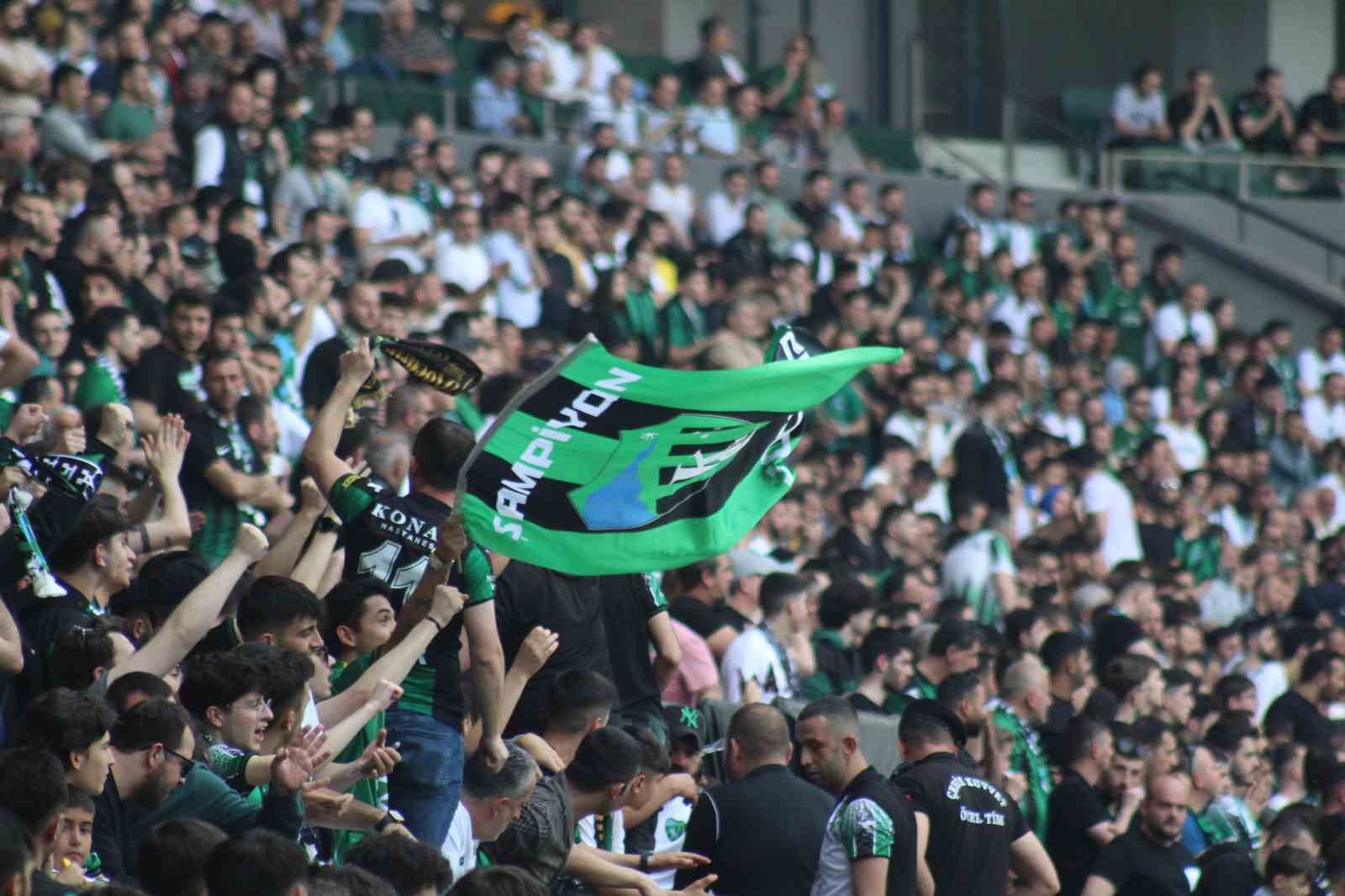 TFF 2.LİG KIRMIZI GRUP'TA MÜCADELE EDEN LİDER KOCAELİSPOR 37. HAFTA KARŞILAŞMASINDA GMG KASTAMONUSPOR'U KONUK ETTİ. KOCAELİSPOR MAÇI 2-1 KAZANARAK MATEMATİKSEL OLARAK ŞAMPİYONLUĞUNU İLAN ETTİ