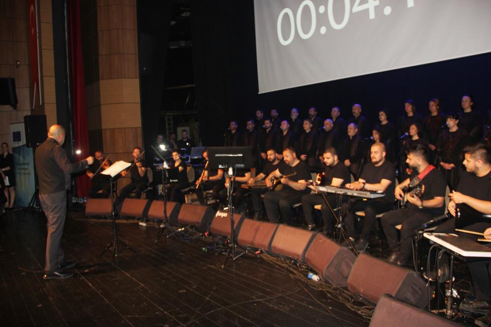 KAHRAMANMARAŞ MERKEZLİ DEPREMLERDE 7 ÜYESİNİ KAYBEDEN ANTAKYA MEDENİYETLER KOROSU'NUN,"9 MAYIS AVRUPA GÜNÜ DAYANIŞMA KONSERLERİ"KAPSAMINDA, SAMSUN TSO AB BİLGİ MERKEZİ EV SAHİPLİĞİNDE VERDİĞİ KONSERDE DUYGUSAL