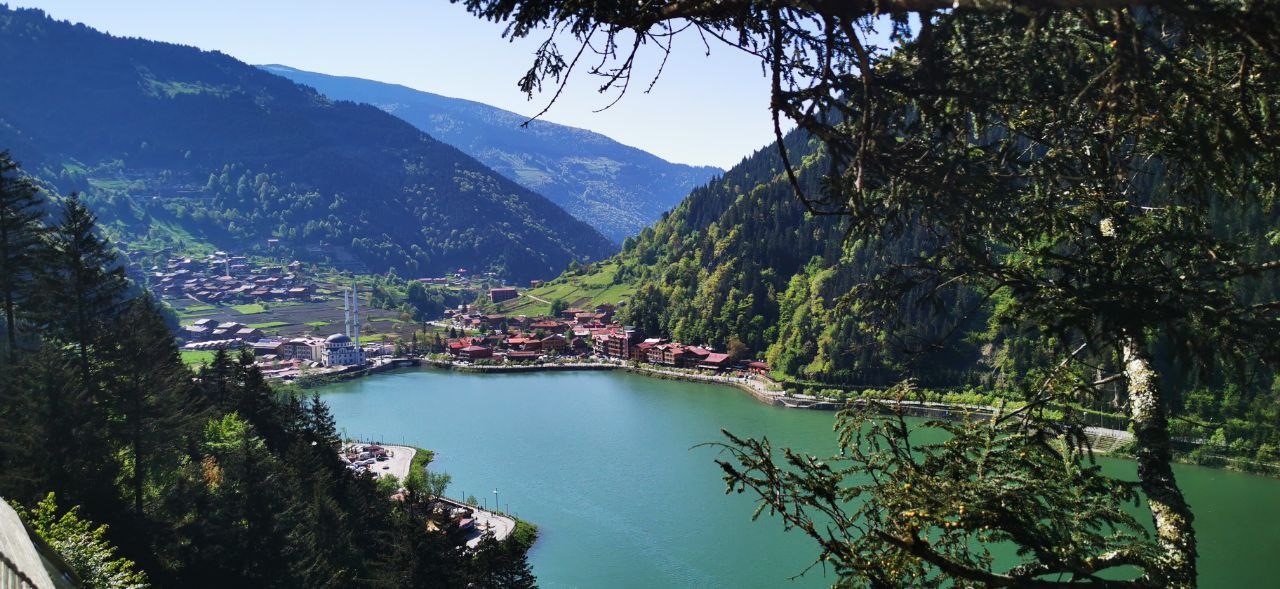 UZUNGÖL, BÖLGEDE GEÇTİĞİMİZ HAFTA ETKİLİ OLAN YAĞIŞLAR SONRASINDA ÇAMUR GÖLÜNE DÖNERKEN, HAVANIN HAFTA BAŞINDAN İTİBAREN AÇMASI VE YAĞIŞLARIN DURMASI İLE BİRLİKTE ESKİ TURKUAZ-MAVİ GÖRÜNÜMÜNE TEKRAR KAVUŞTU