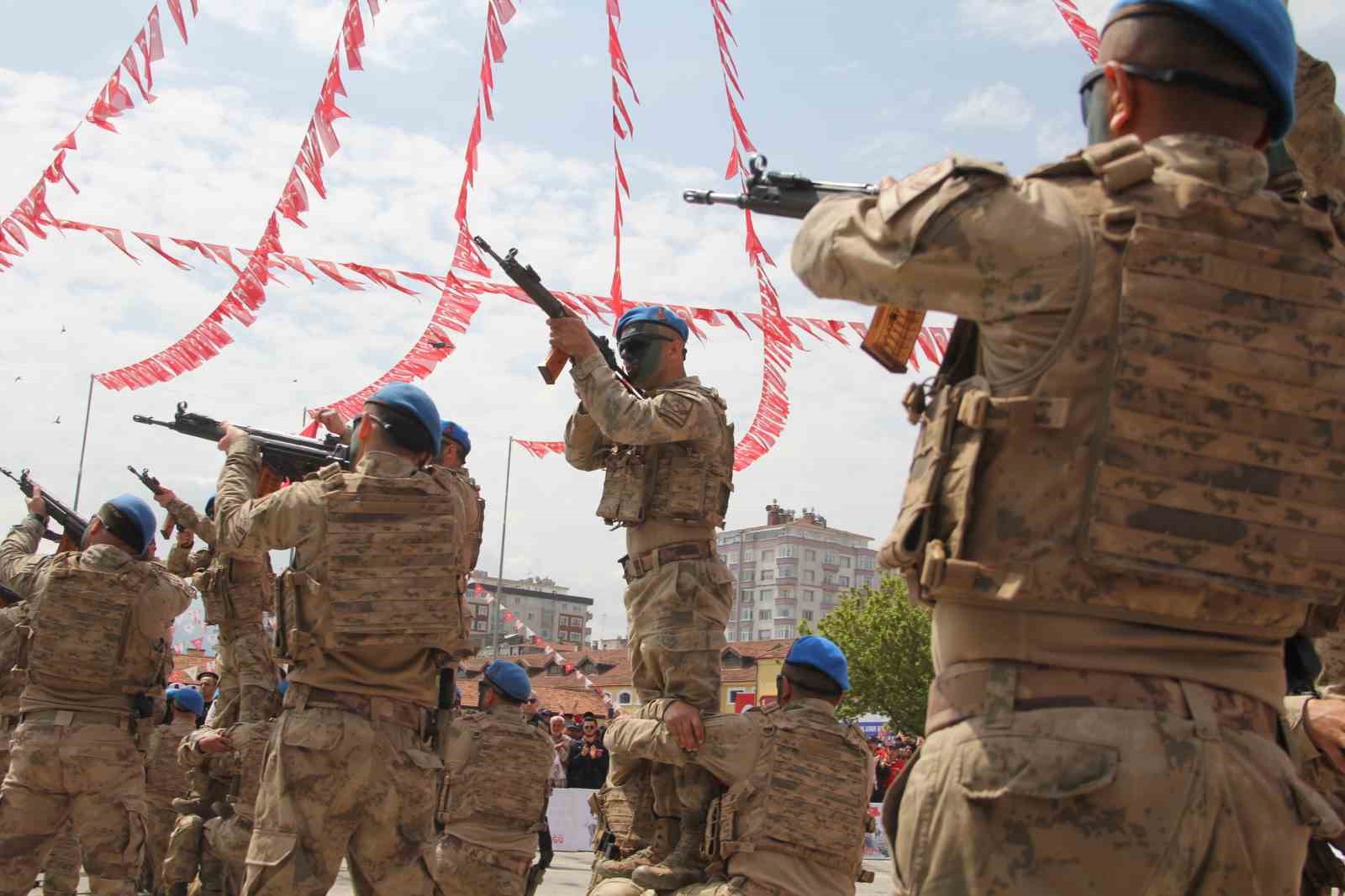 SAMSUN'DA 19 MAYIS ATATÜRK'Ü ANMA, GENÇLİK VE SPOR BAYRAMI'NIN 104. YIL DÖNÜMÜ KUTLAMALARINA SAMSUN İL JANDARMA KOMUTANLIĞI'NA BAĞLI KOMANDOLARIN YAPTIKLARI TÜFEKLİ GÖSTERİ DAMGA VURDU