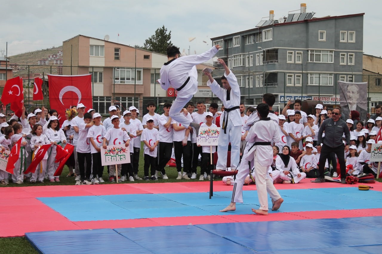 MUSTAFA KEMAL ATATÜRK'ÜN 19 MAYIS 1919'DA MİLLİ MÜCADELEYİ BAŞLATMAK ÜZERE SAMSUN'A ÇIKIŞININ 104'ÜNCÜ YIL DÖNÜMÜNDE ATATÜRK'Ü ANMA, GENÇLİK VE SPOR BAYRAMI BAYBURT'TA BİRBİRİNDEN RENKLİ ETKİNLİ
