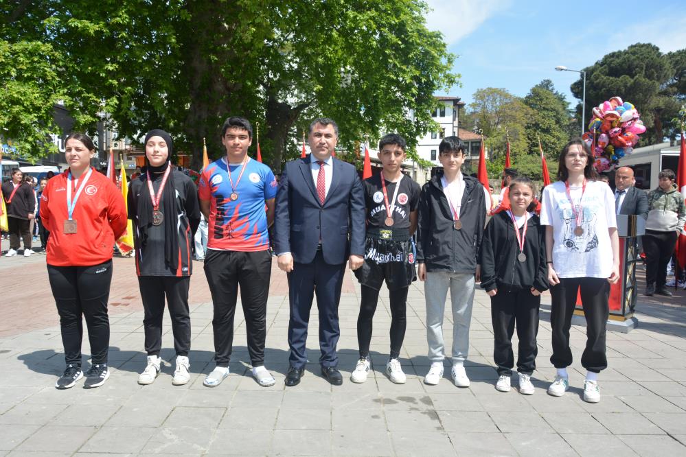 ORDU'NUN ÜNYE İLÇESİNDE 19 MAYIS ATATÜRK'Ü ANMA GENÇLİK VE SPOR BAYRAMI, ÇEŞİTLİ GÖSTERİ VE ŞÖLENLERLE KUTLANDI